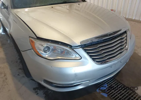 2012 Chrysler 200 Touring z USA, uszkodzony, nr VIN 1C3BCBEB8CN215708